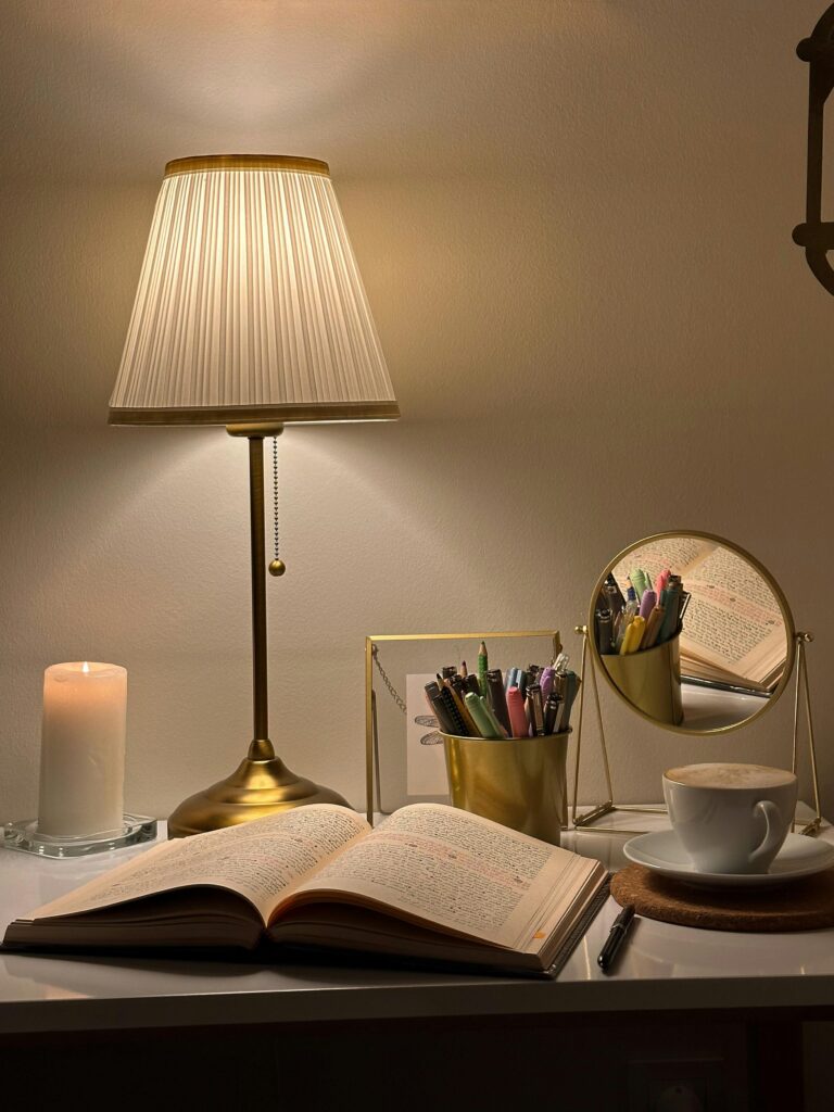 desk-lamps-small-spaces-dorm
