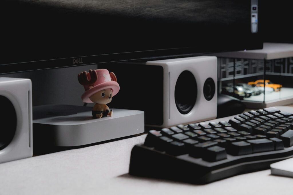 desk setup for small spaces