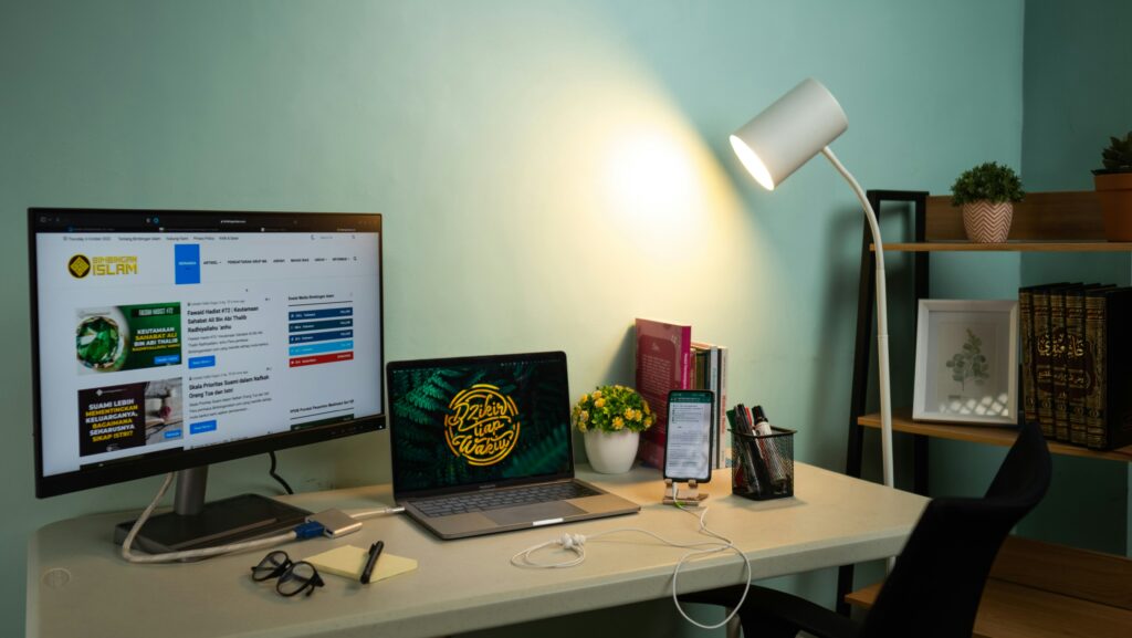 desk setup accessories for small spaces